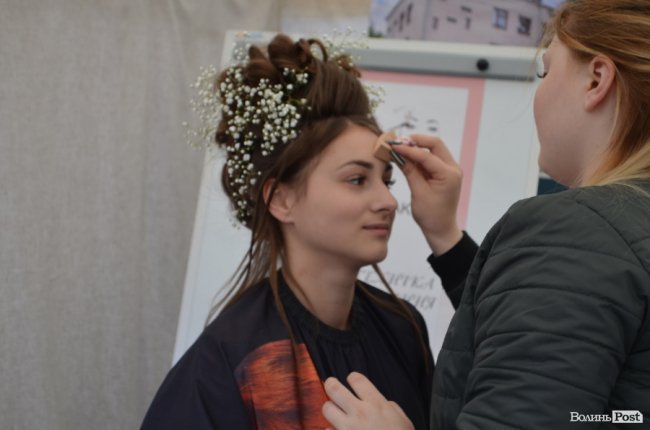 Від мініатюрних тістечок до величезних гойдалок: у центрі Луцька – свято професійної освіти. ФОТО