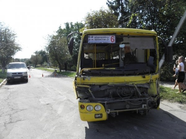 ЗІЛ протаранив автобус: 11 людей травмовані. ФОТО 