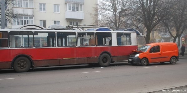 На центральному проспекті Луцька автівка врізалась у тролейбус. ФОТО