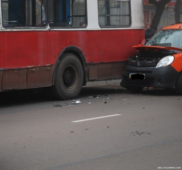 На центральному проспекті Луцька автівка врізалась у тролейбус. ФОТО