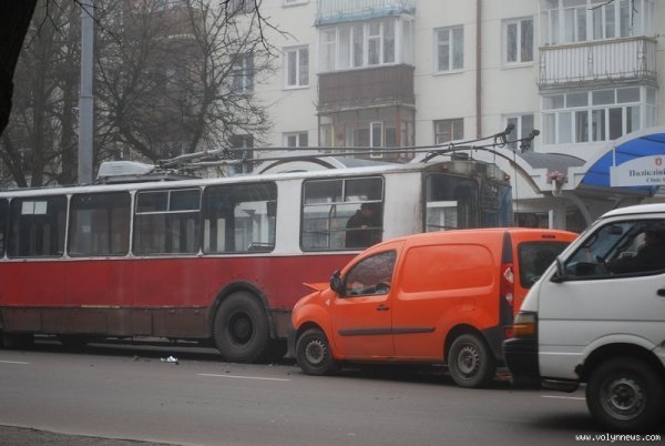 На центральному проспекті Луцька автівка врізалась у тролейбус. ФОТО