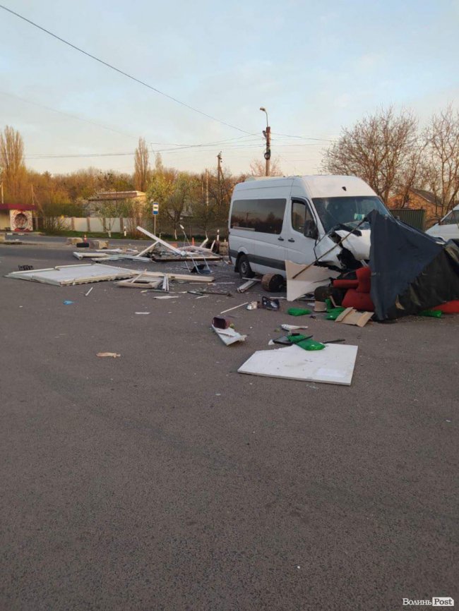 Водій заснув за кермом: поблизу Луцька Mercedes Sprinter врізався у блокпост