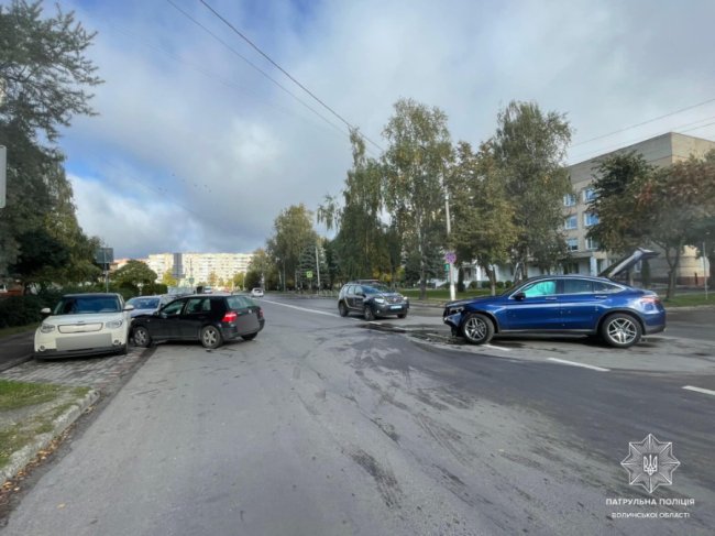У Луцьку на Молоді зіткнулися три автівки У Луцьку на Молоді зіткнулися три автівки
