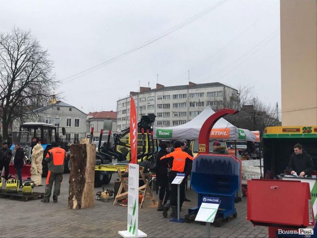Поліцейські, техніка і виставка від лісівників: як у Луцьку готуються до приїзду Порошенка. ФОТО