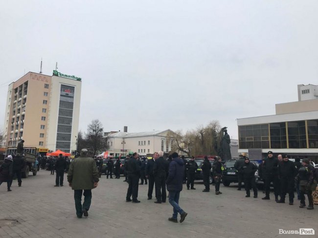 Поліцейські, техніка і виставка від лісівників: як у Луцьку готуються до приїзду Порошенка. ФОТО