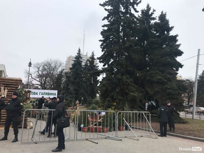 Поліцейські, техніка і виставка від лісівників: як у Луцьку готуються до приїзду Порошенка. ФОТО