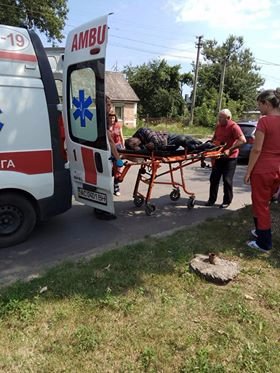 Байдужість по-луцьки: люди проходили повз чоловіка, який лежав на тротуарі