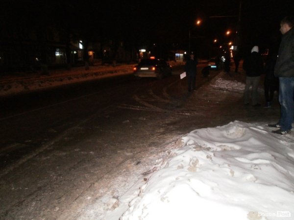 У Луцьку на переході авто збило маму з дитиною. Водій втік. ФОТО
