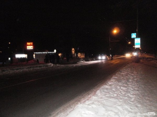 У Луцьку на переході авто збило маму з дитиною. Водій втік. ФОТО