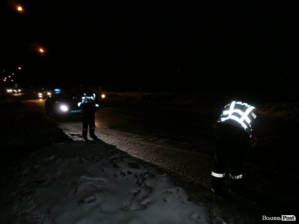 У Луцьку на переході авто збило маму з дитиною. Водій втік. ФОТО