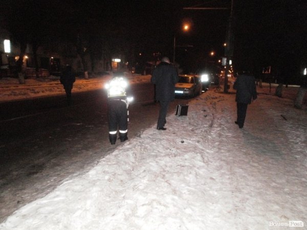 У Луцьку на переході авто збило маму з дитиною. Водій втік. ФОТО