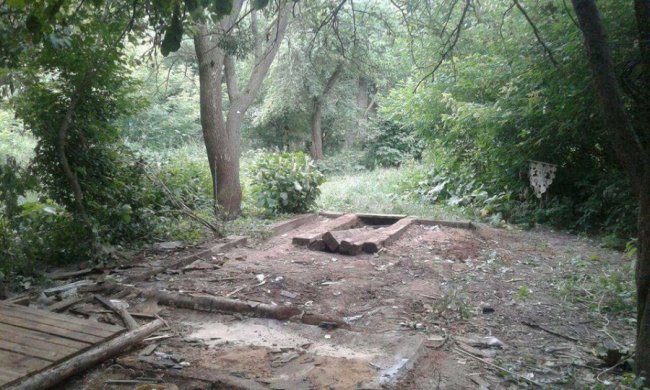 З луцького двору муніципали вивезли цілу вантажівку сміття. ФОТО