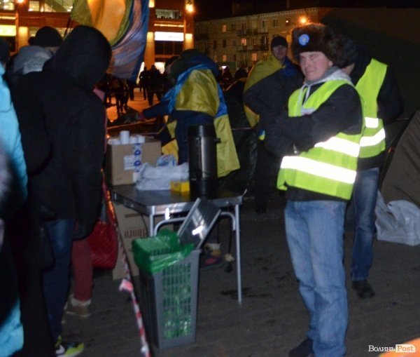 Вечір на Євромайдані у Луцьку. ФОТО. ВІДЕО