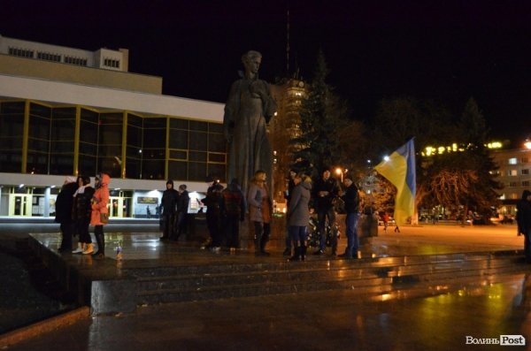 Вечір на Євромайдані у Луцьку. ФОТО. ВІДЕО