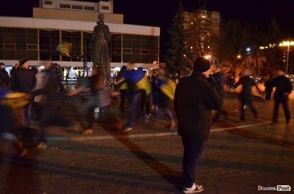 Вечір на Євромайдані у Луцьку. ФОТО. ВІДЕО