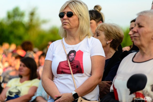 До Винника – навіть на милицях. ФОТОРЕПОРТАЖ із грандіозного концерту у Луцьку