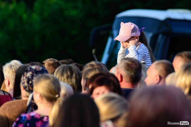 До Винника – навіть на милицях. ФОТОРЕПОРТАЖ із грандіозного концерту у Луцьку