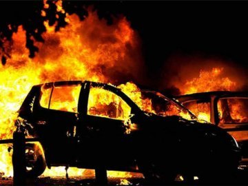 У Нововлинську вночі спалахнула автівка