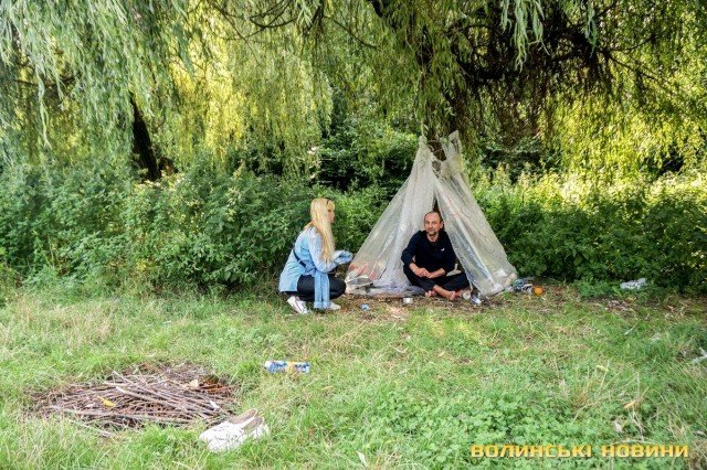 «Колись все у мене було нормально»: історія безхатька, який живе на березі Сапалаївки у Луцьку