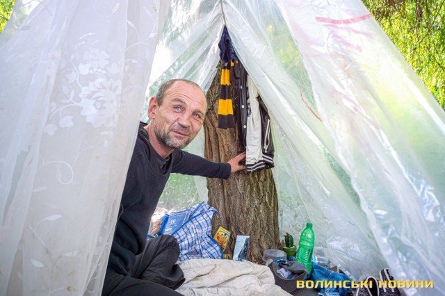 «Колись все у мене було нормально»: історія безхатька, який живе на березі Сапалаївки у Луцьку