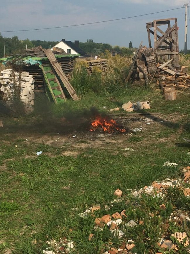 У селі під Луцьком рідні брати привласнили і загидили частину дороги. ФОТО
