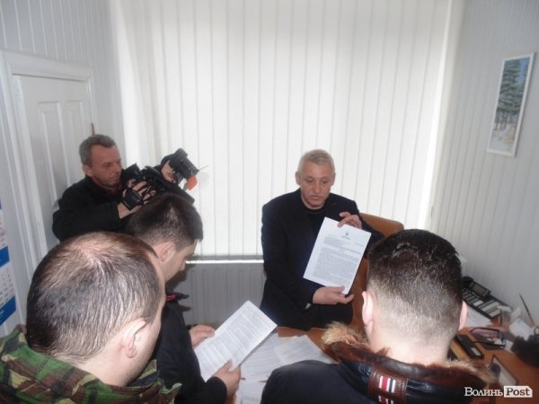 У Луцьку «Правий сектор» «розбирався» із переплатою за паспорти. ФОТО. ВІДЕО