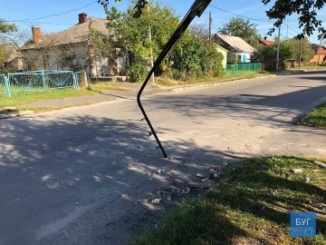 У селищі на Волині майже тиждень не прибирають зламану електроопору з дороги. ФОТО