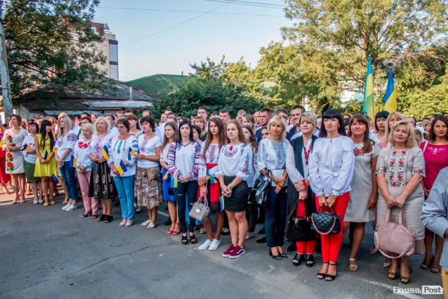 Над Луцьком урочисто підняли синьо-жовтий прапор. ФОТО
