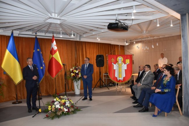 Привітати лучан з Днем міста приїхали 11 іноземних делегацій. ФОТО