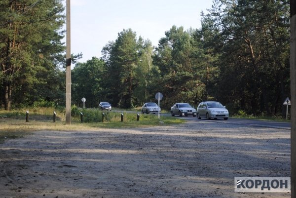 На екопосту «Венське» водії ігнорують знак зупинки. ФОТО