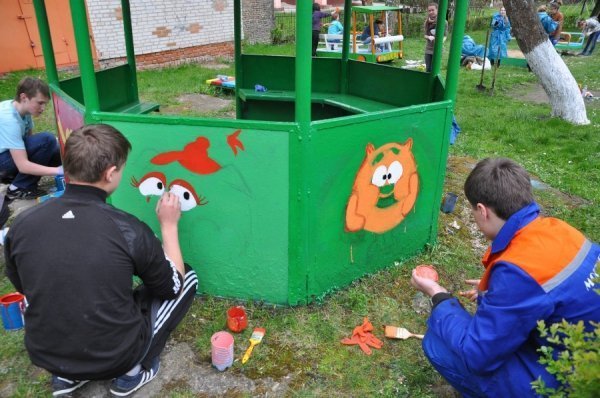 Як лучани допомогли облаштувати майданчик у дитбудинку. ФОТО