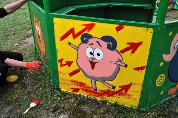 Як лучани допомогли облаштувати майданчик у дитбудинку. ФОТО