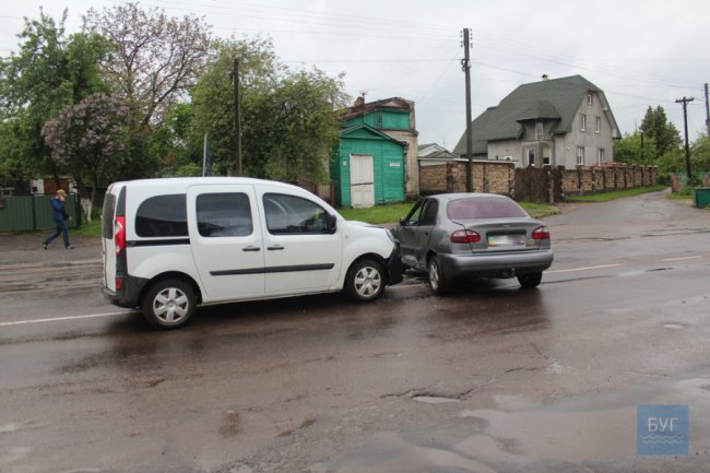 На Волині мінівен зіткнувся з Lanos