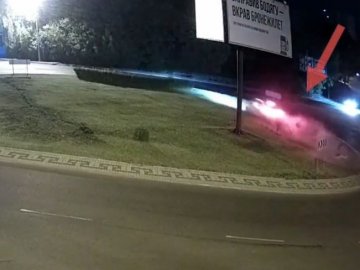 У Луцьку легковик на величезній швидкості пронісся через кільце і злетів з дороги. ВІДЕО