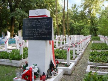 На Волині викрали таблички з могил польських поліцейських: шукають свідків