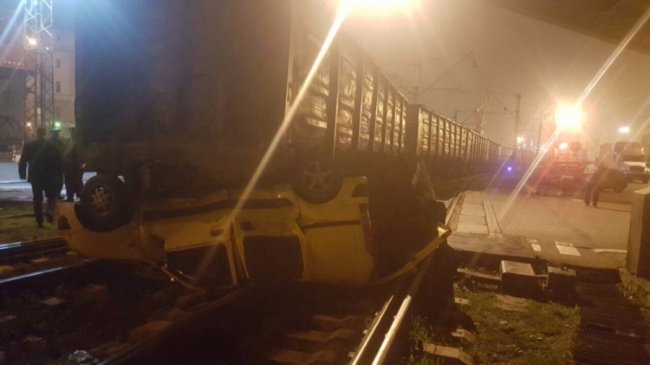 В Одесі вантажний поїзд розчавив авто