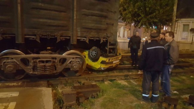 В Одесі вантажний поїзд розчавив авто