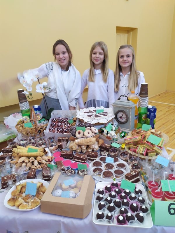 Волинські школярі влаштували благодійний ярмарок, аби підтримати геріатричний центр