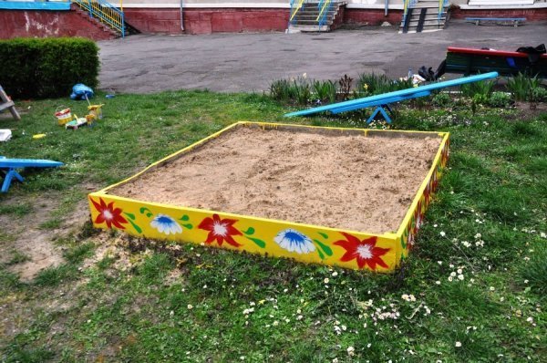 Як лучани допомогли облаштувати майданчик у дитбудинку. ФОТО