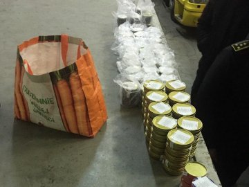 На Волині чоловік намагався перевезти через кордон чорної ікри на майже півмільйона гривень