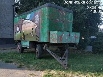 У Луцьку автохам припаркував причіп на газоні. ФОТО