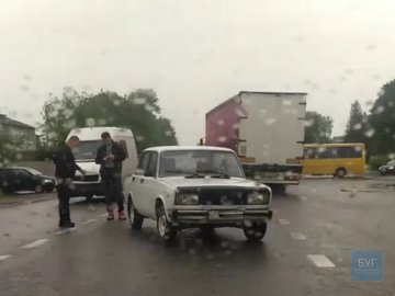 У місті на Волині бус врізався у ВАЗ