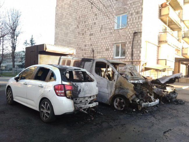 У Луцьку вночі згоріли три автомобілі. ФОТО