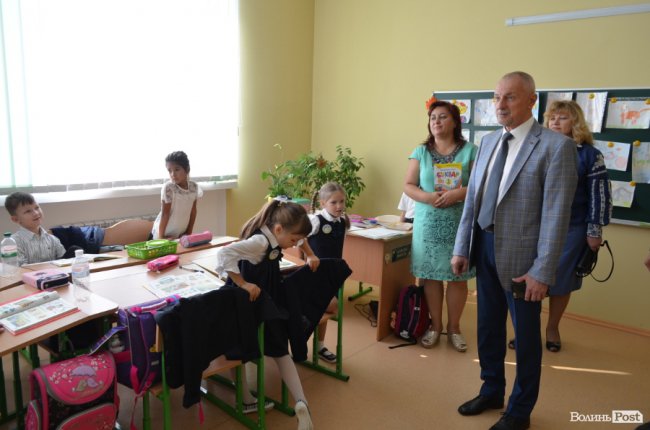 Кольорові стіни, ігрова кімната і басейн: луцька школа №27 зсередини. ФОТО