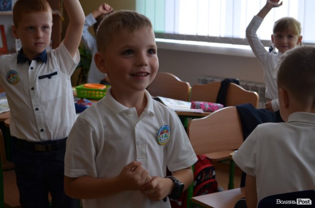 Кольорові стіни, ігрова кімната і басейн: луцька школа №27 зсередини. ФОТО