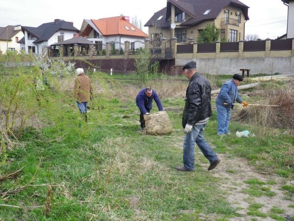 Як лучани прибирають місто до Великодня. ФОТО