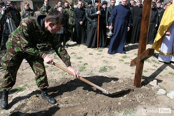 У Луцьку освятили місце під каплицю Небесної сотні. ФОТО