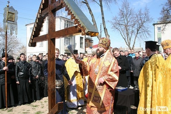 У Луцьку освятили місце під каплицю Небесної сотні. ФОТО