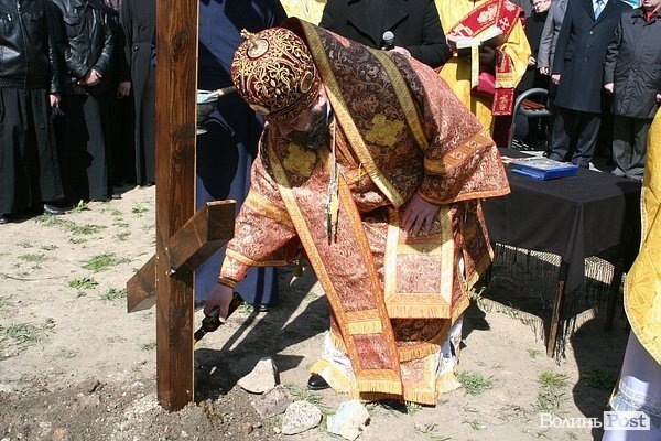 У Луцьку освятили місце під каплицю Небесної сотні. ФОТО