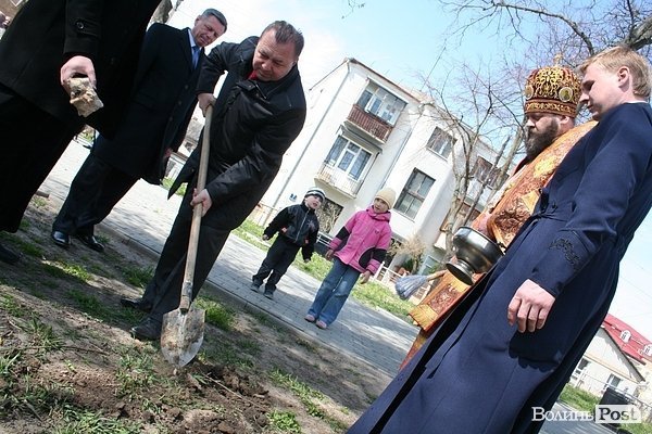 У Луцьку освятили місце під каплицю Небесної сотні. ФОТО